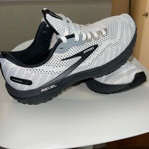Brooks women Revel